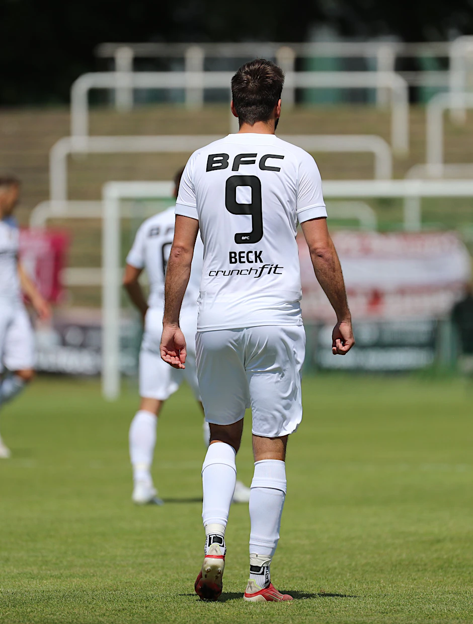 Ein schöner Rücken kann auch entzücken! Unter dem Namen&nbsp; von Dynamos Torjäger Christian Beck prangt schon der Schriftzug des neuen BFC-Premiumpartners Crunchfit.