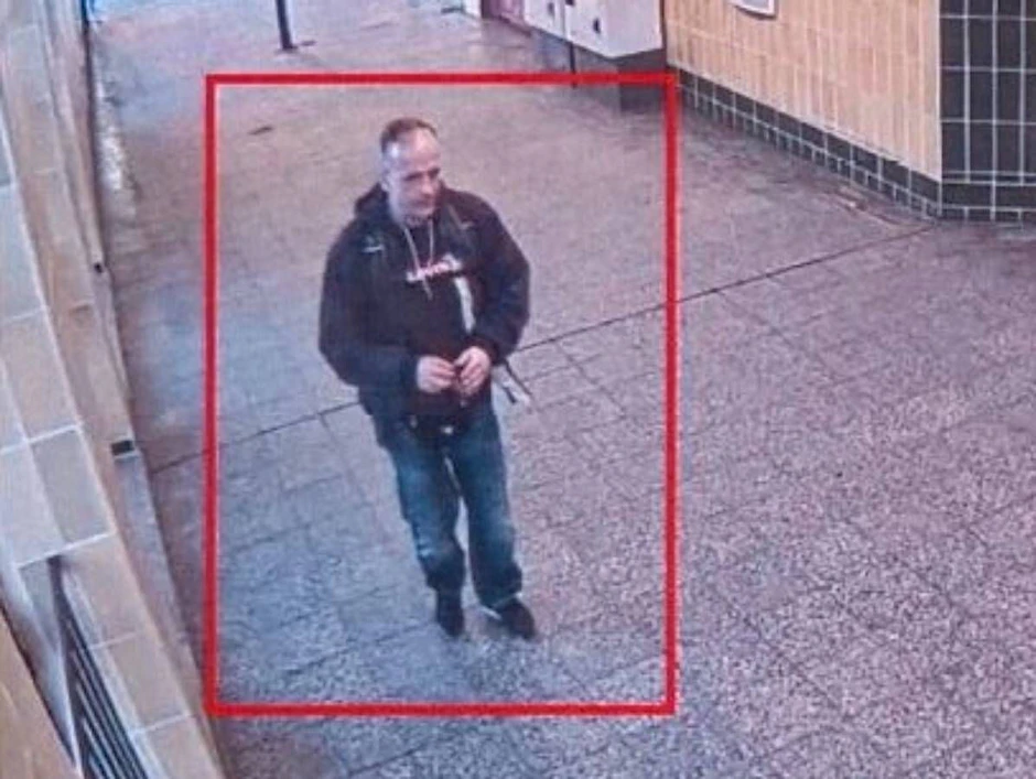 Der Angreifer aus der U5: Die Polizei sucht mit einem Foto nach ihm.
