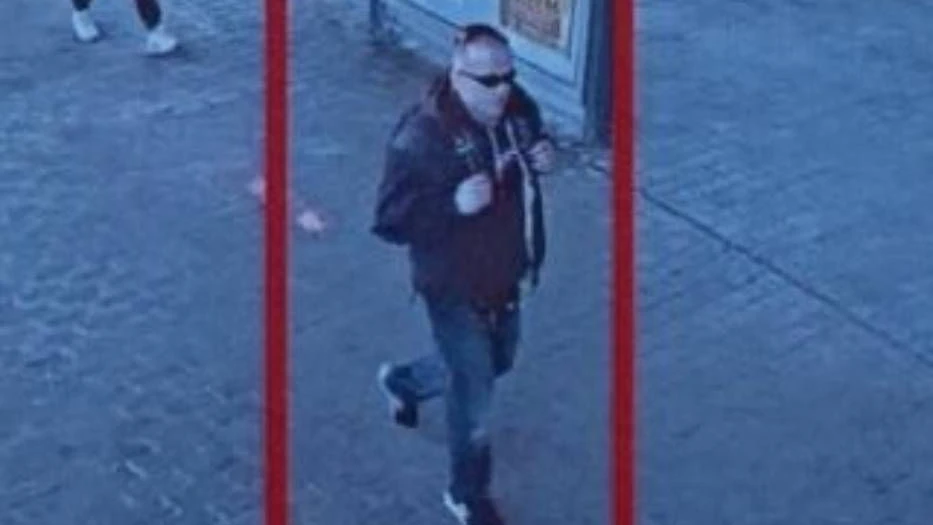 Auch dieses Foto mit Sonnenbrille wurde von der Polizei veröffentlicht.