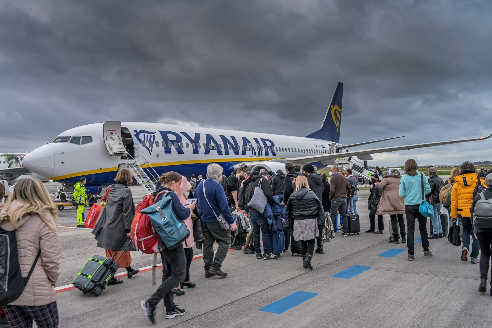 Dunkle Wolken über dem BER: Die Fluggesellschaft Ryanair fordert niedrigere Flughafen-Gebühren.