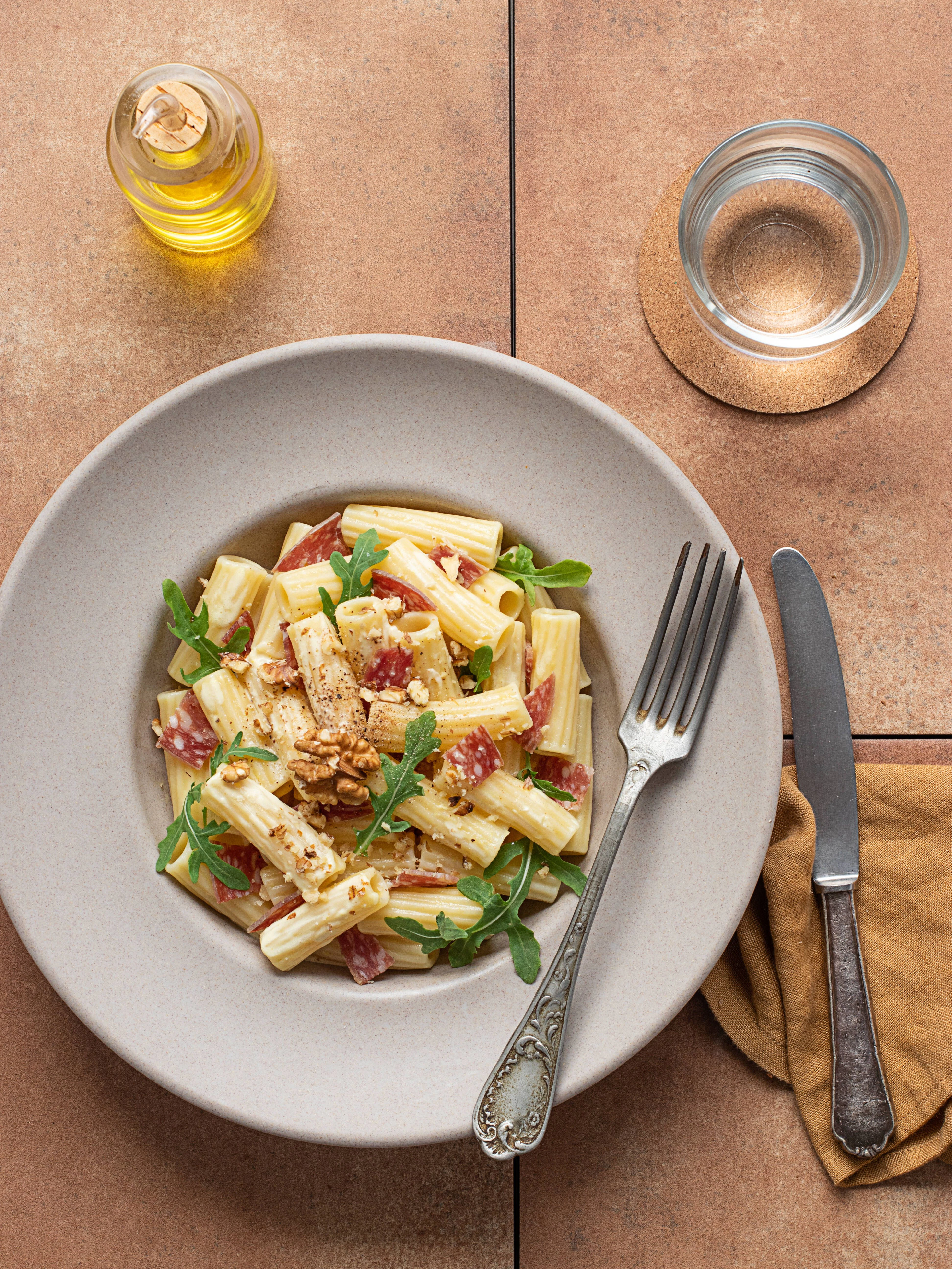 Der Nudelsalat mit Salami und Rucola schmeckt einfach toll - er sollte vor dem Servieren laut Rezept aber ein paar Stunden ziehen.