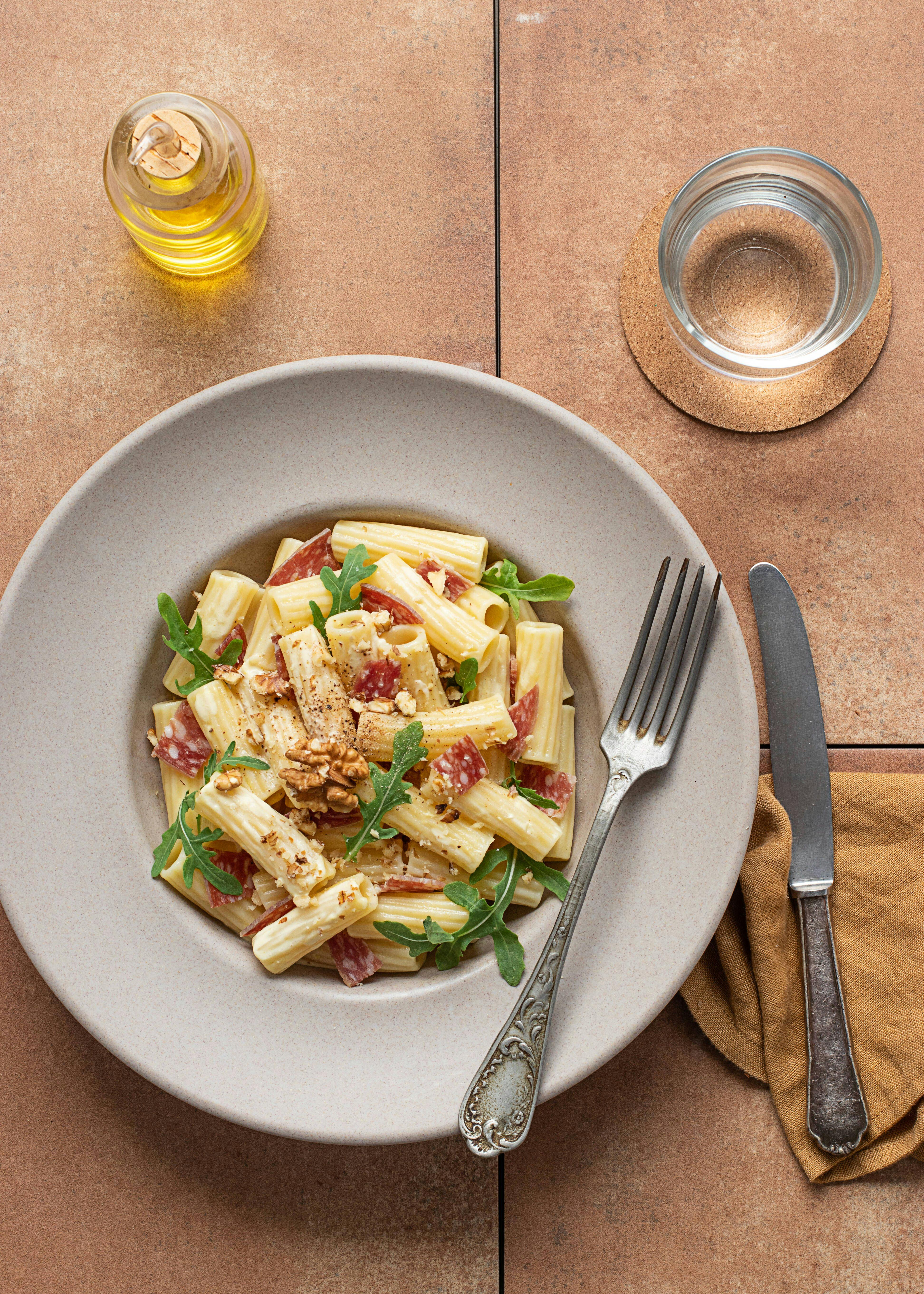 Was für ein geniales Rezept! Herrlicher Nudelsalat mit Salami und ...