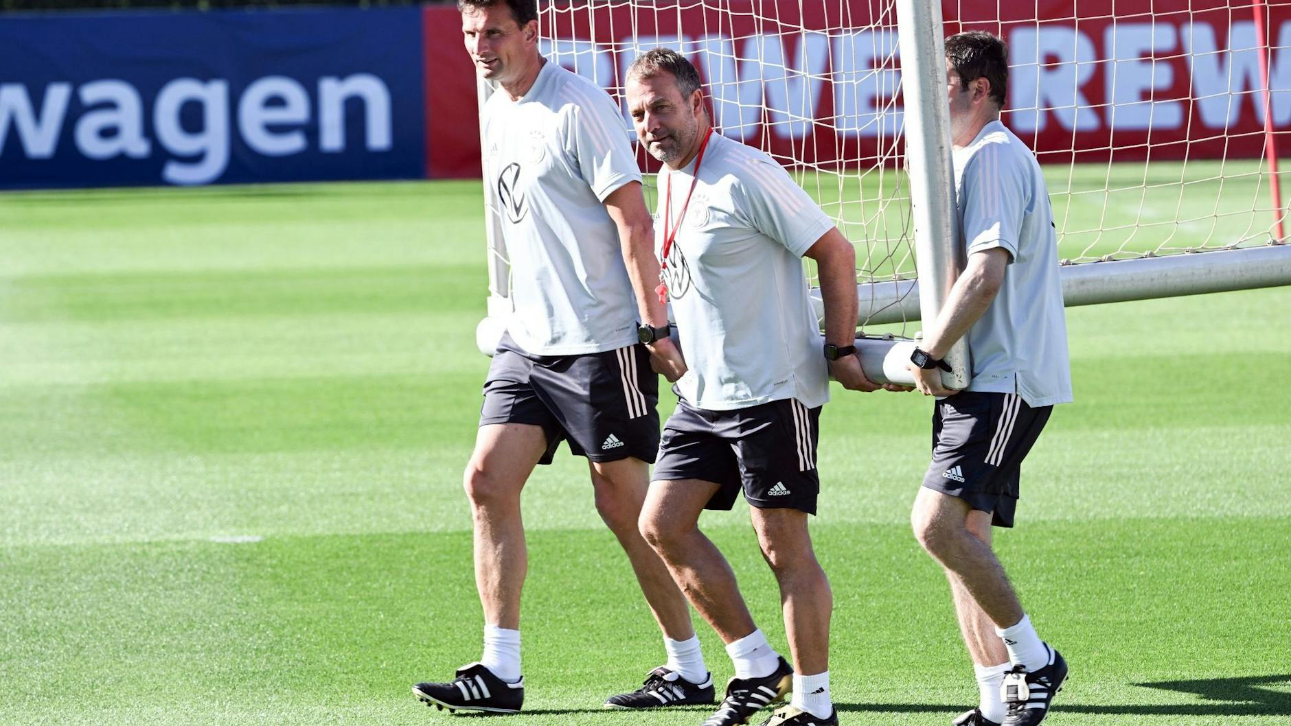 Bundestrainer Hansi Flick (M.) war sich im Trainingslager in Marbella nicht zu schade, auch mal die Tore durch die Gegend zu tragen.