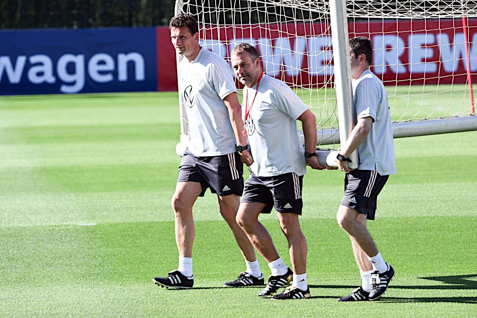 Bundestrainer Hansi Flick (M.) war sich im Trainingslager in Marbella nicht zu schade, auch mal die Tore durch die Gegend zu tragen.