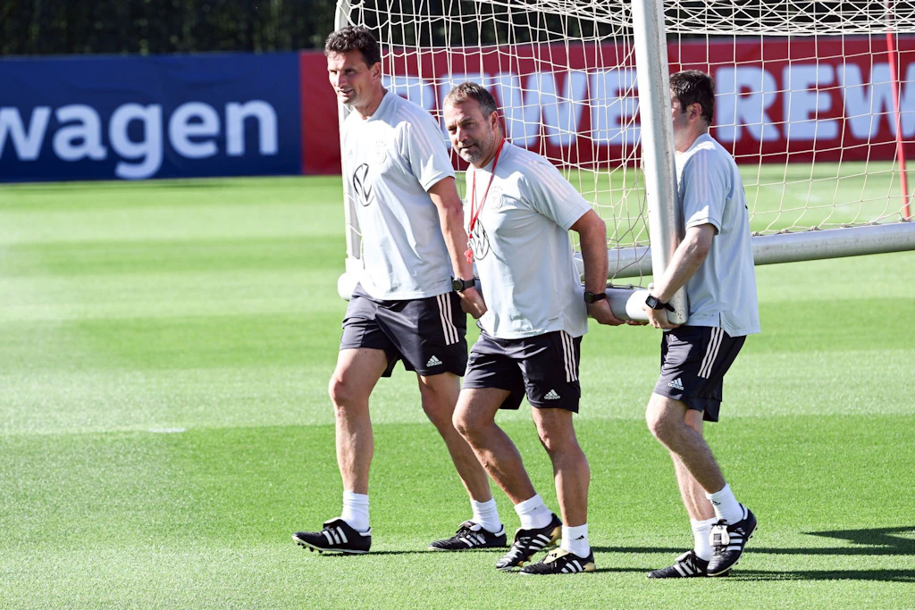 Oliver Bierhoff stellt Bundestrainer Hansi Flick ein Top-Zwischenzeugnis aus