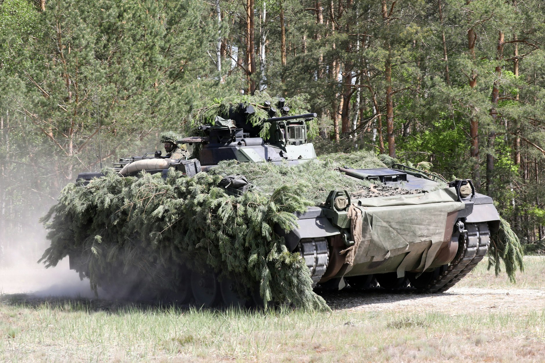 Ein „Marder“: Diese Schützenpanzer sind seit über 40 Jahren im Bundeswehrdienst, die Auslieferung des Nachfolgers „Puma“ verzögerte sich um 4 Jahre.