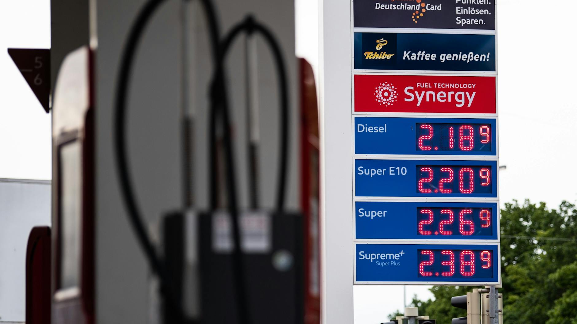 Durch eine Senkung der Energiesteuer bis einschließlich August könnte Benzin um rund 35 Cent pro Liter und Diesel um etwa 17 Cent pro Liter billiger werden (Symbolbild).