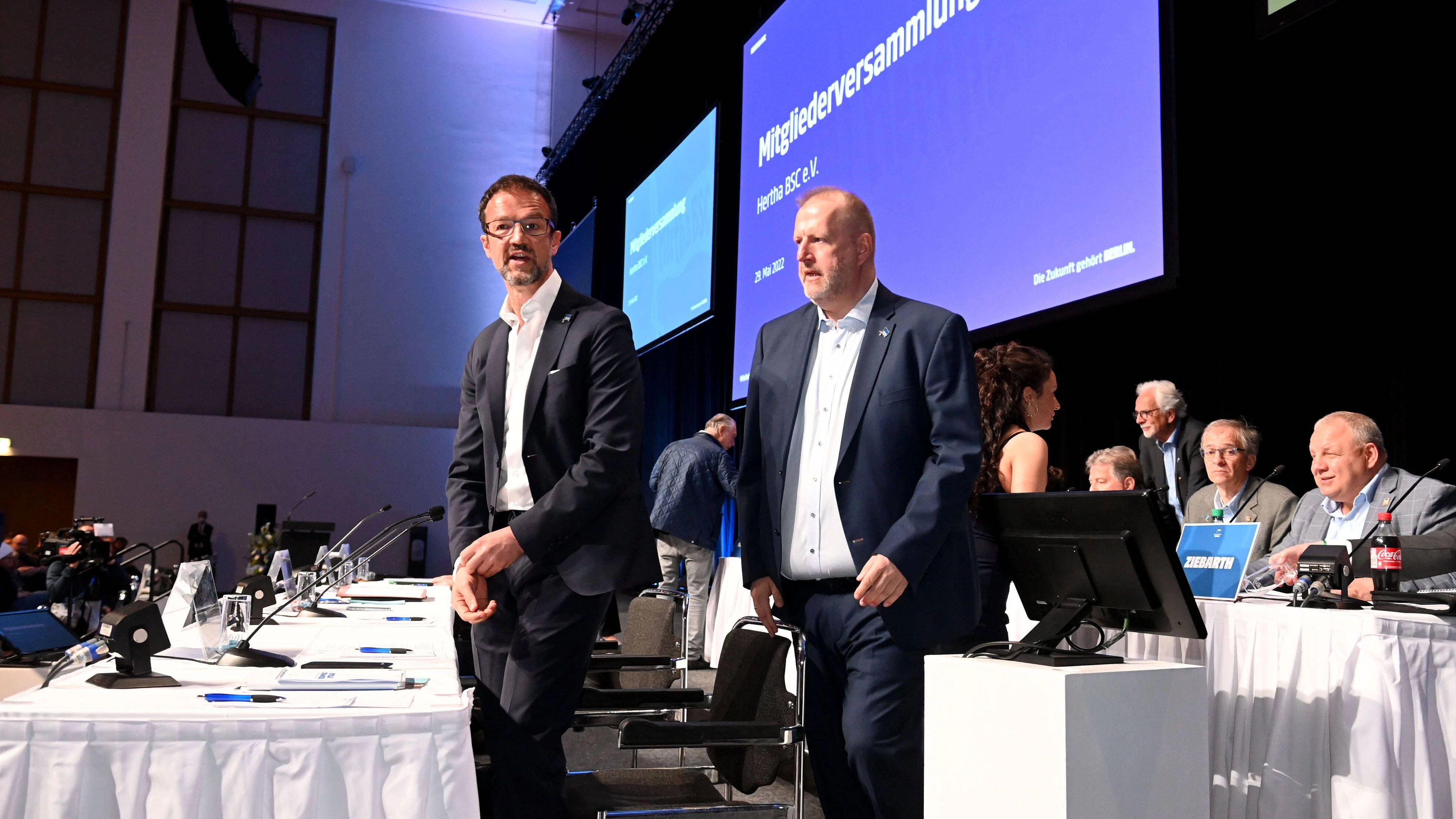 Finanz-Boss Ingo Schiller (r.) verlässt Hertha BSC nach mehr als 25 Jahren, bekam auf der MV von Mitgliedern viel Applaus für seine Arbeit.