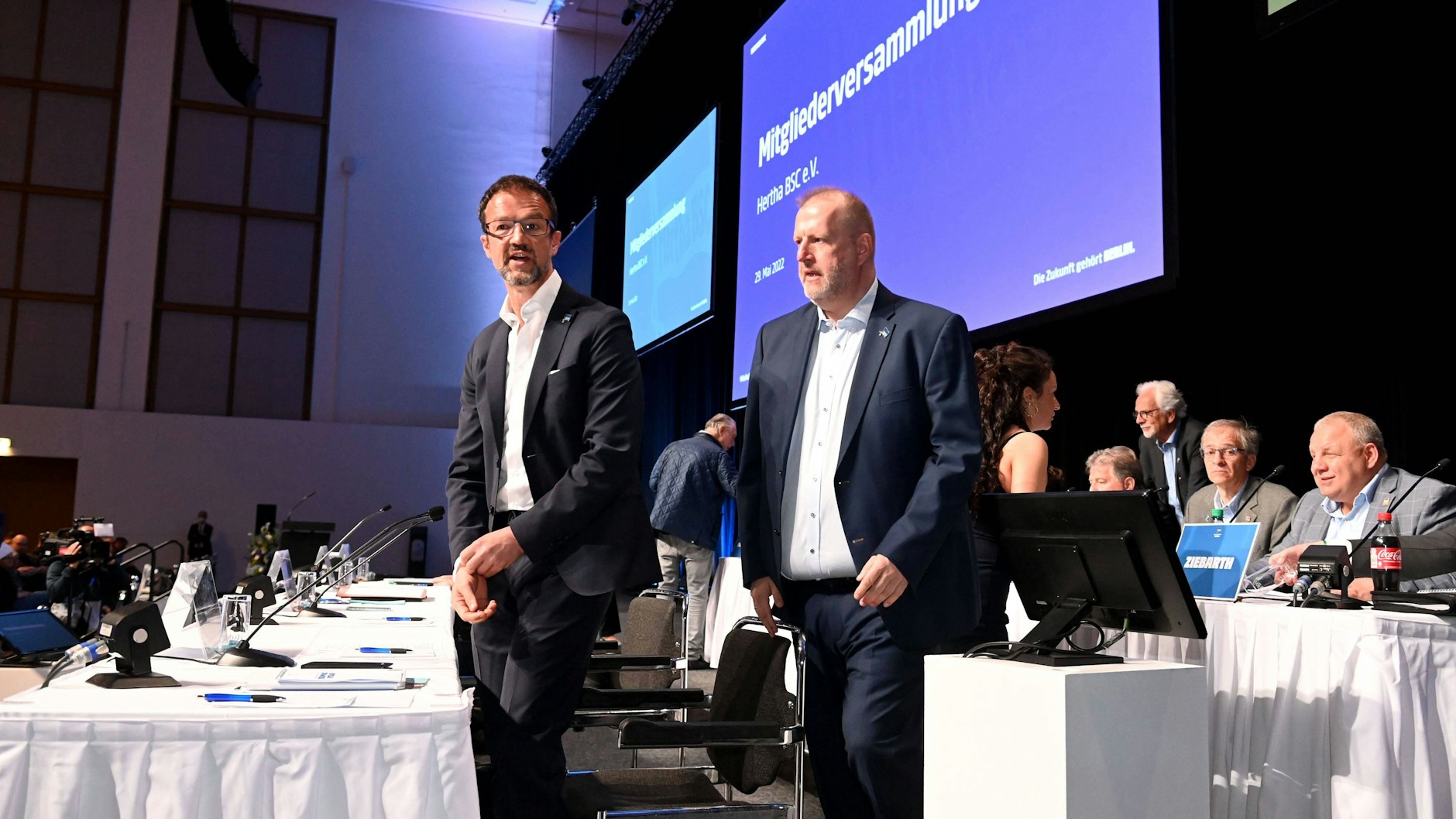 Finanz-Boss Ingo Schiller (r.) verlässt Hertha BSC nach mehr als 25 Jahren, bekam auf der MV von Mitgliedern viel Applaus für seine Arbeit.