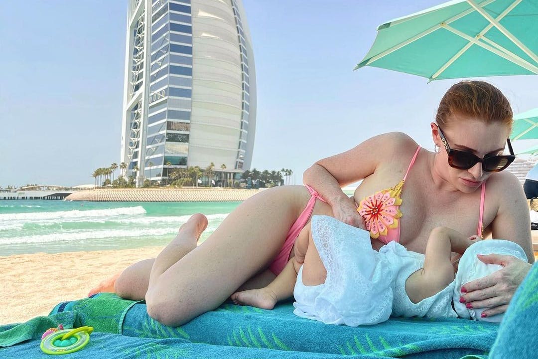 Georgina Fleur mit ihrer Tochter in ihrer Wahlheimat Dubai.