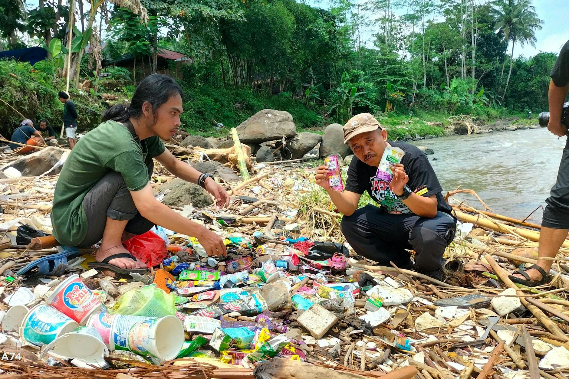 Umweltschützer untersuchen den Plastikmüll, der sich am indonesischen Fluss Ciliwung abgelagert hat.