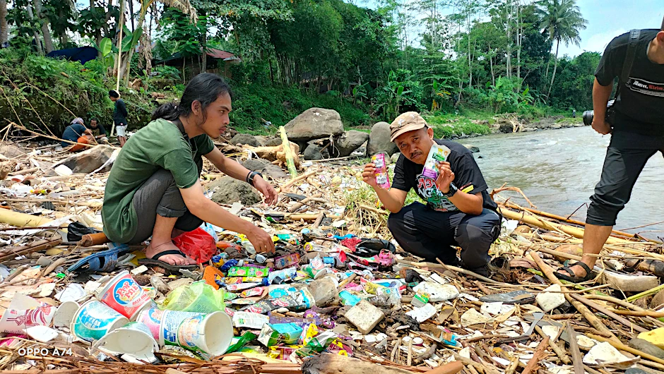 Umweltschützer untersuchen den Plastikmüll, der sich am indonesischen Fluss Ciliwung abgelagert hat.