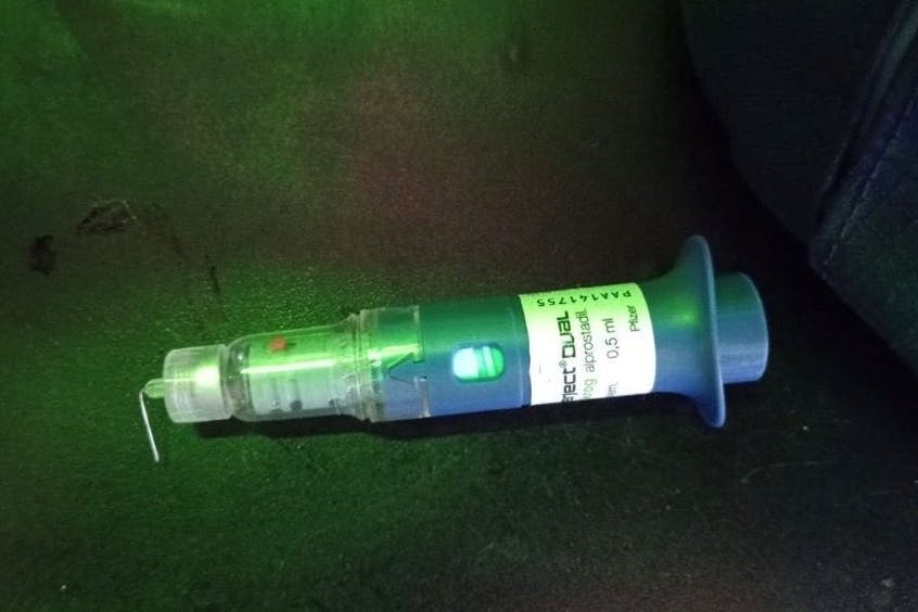 Spritzenkanüle, wie sie in einem Club in Kreuzberg gefunden wurde: Das Ende wurde abgeknickt, wie um es unschädlich zu machen. Als Tatwerkzeug ist diese Spritze eher nicht geeignet, sagt ein Experte.