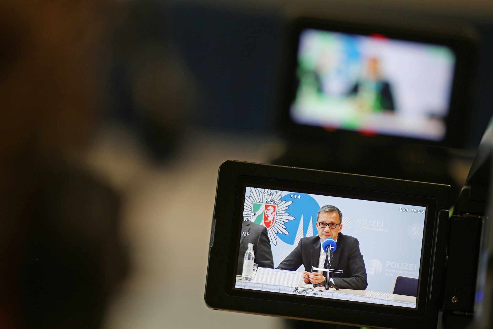 Falk Schnabel, Polizeipräsident von Köln, ist während der Pressekonferenz, bei der über Ermittlungen gegen mehr als 70 Tatverdächtige wegen sexuellen Missbrauchs an Babys und Kleinkindern informiert wurde.