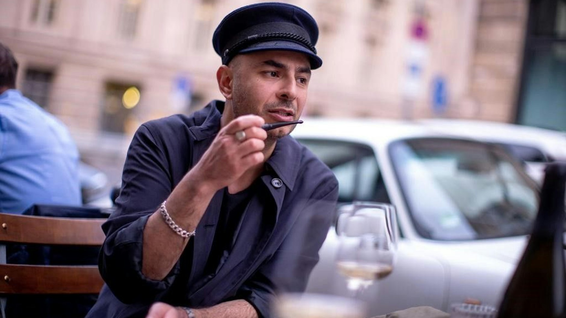 Malakoff Kowalski: Man erkennt ihn an der Verkleidung, der Uniform, schwarzem Anzug und Prinz-Heinrich-Mütze, Ringe an den Fingern, seinem eleganten Manierismus.