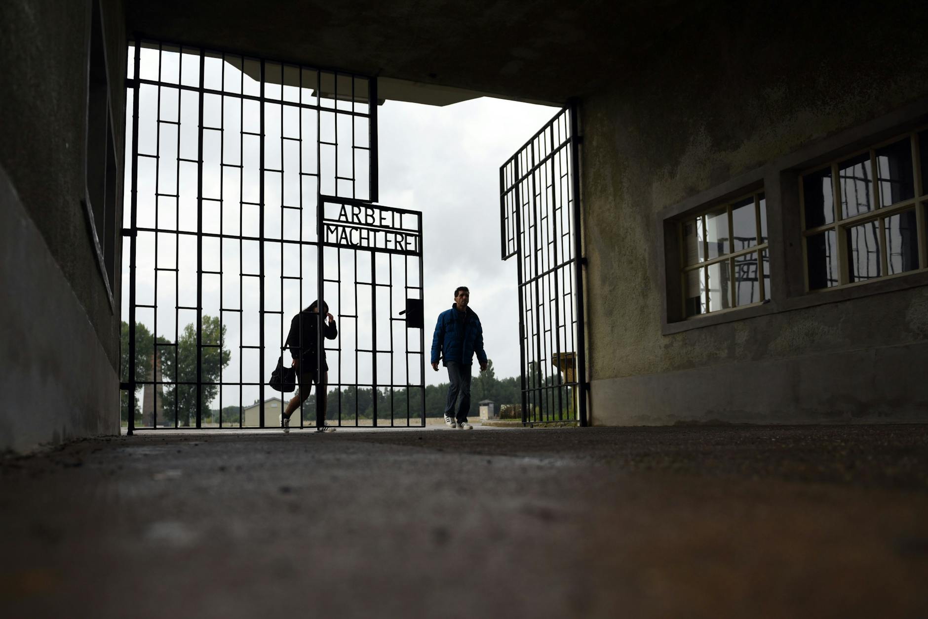 KZ-Gedenkstätte Sachsenhausen in Oranienburg: Das Eingangstor mit dem zynischen Spruch der Nazis.