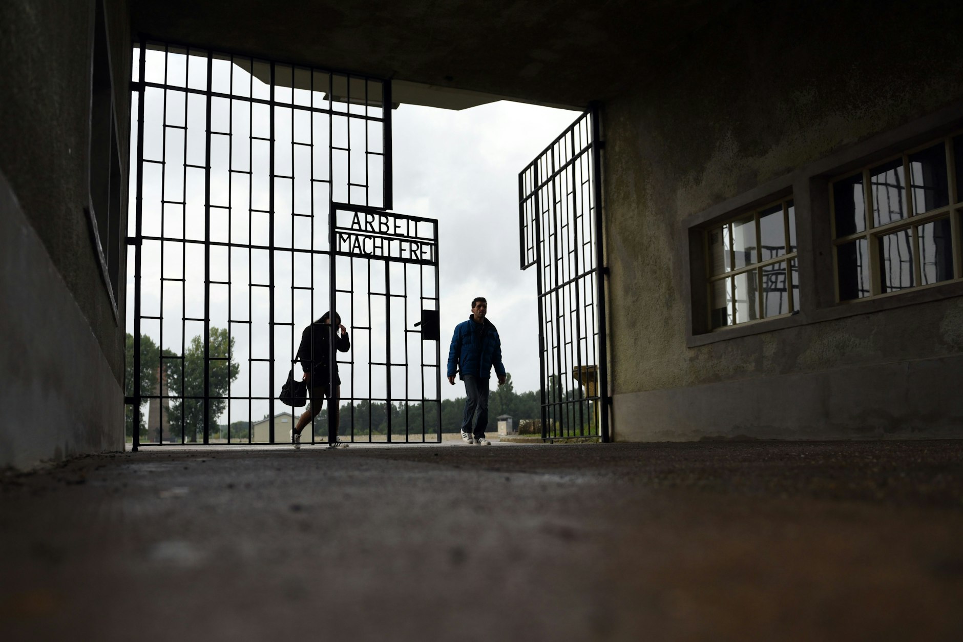 KZ-Gedenkstätte Sachsenhausen in Oranienburg: Das Eingangstor mit dem zynischen Spruch der Nazis.