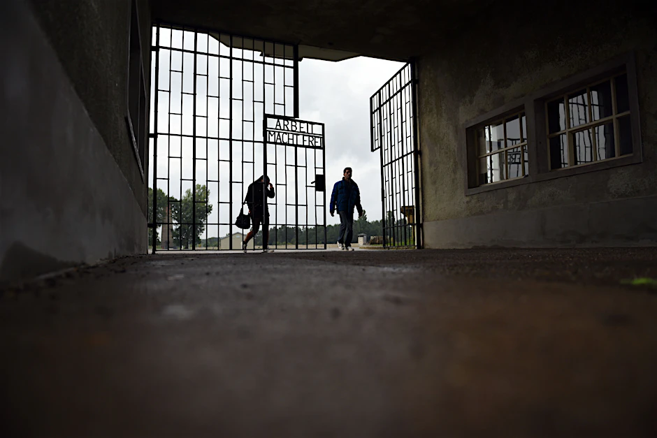 KZ-Gedenkstätte Sachsenhausen in Oranienburg: Das Eingangstor mit dem zynischen Spruch der Nazis.