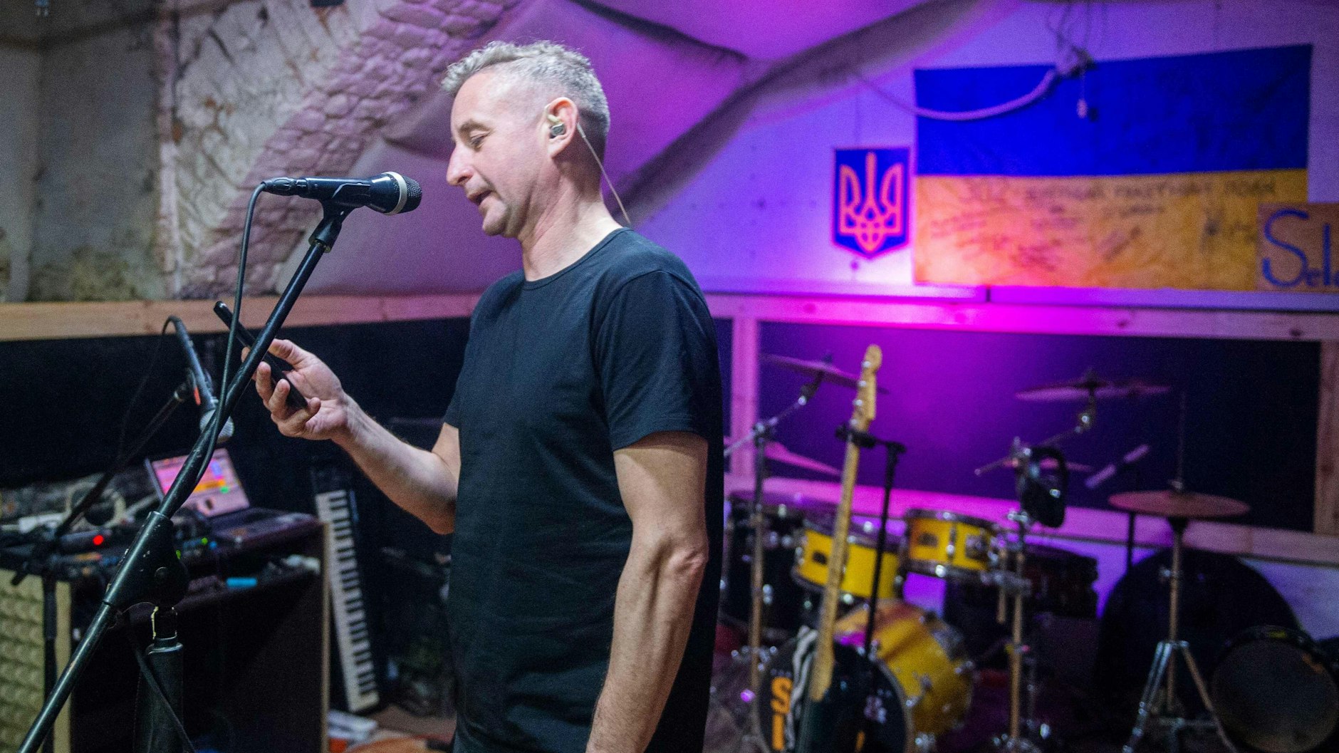 Ein Kapitel des Buches ist Serhij Zhadan gewidmet. Der ukrainische Schriftsteller bleibt in seiner Heimatstadt Charkiw, die immer noch täglich unter russischem Beschuss steht.