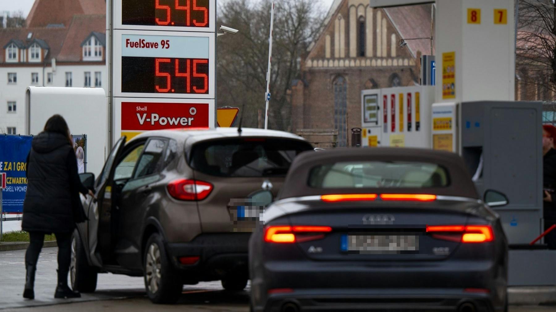 Autofahrer an einer Tankstelle. Ob der Tankrabatt bei ihnen ankommt, ist fraglich.