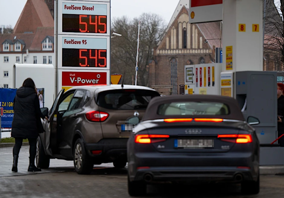 Autofahrer an einer Tankstelle. Ob der Tankrabatt bei ihnen ankommt, ist fraglich.