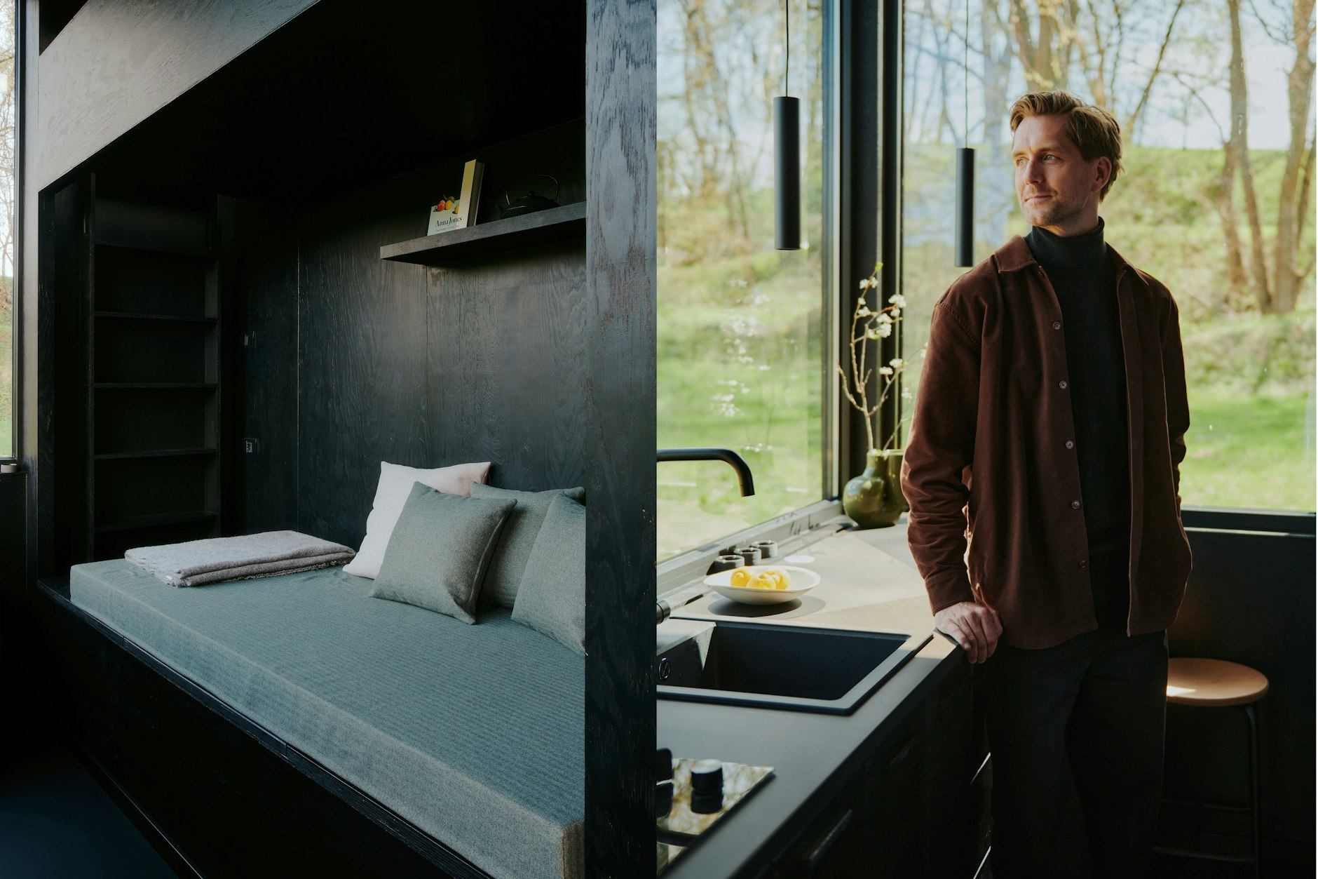 Damit sich wenig in den Panoramafenstern spiegelt: Designer&nbsp;<a href="http://sigurdlarsen.com/">Sigurd Larsen</a>&nbsp;arbeitete vornehmlich mit schwarz.