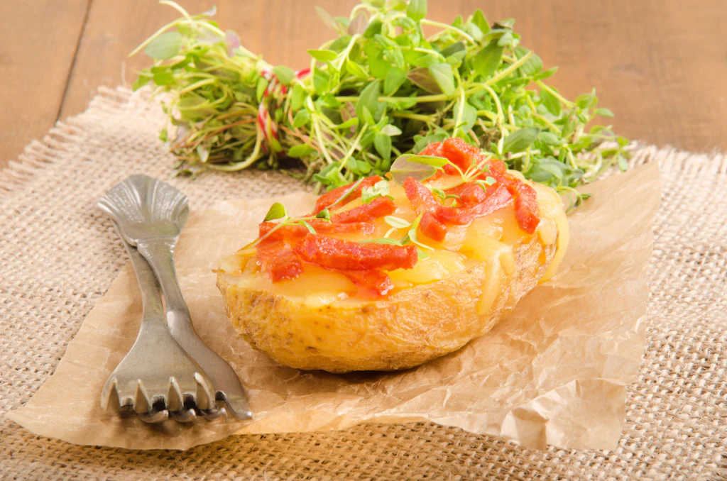 Schnelle und lecker: Kartoffeln gefüllt mit Bacon und Cheddar