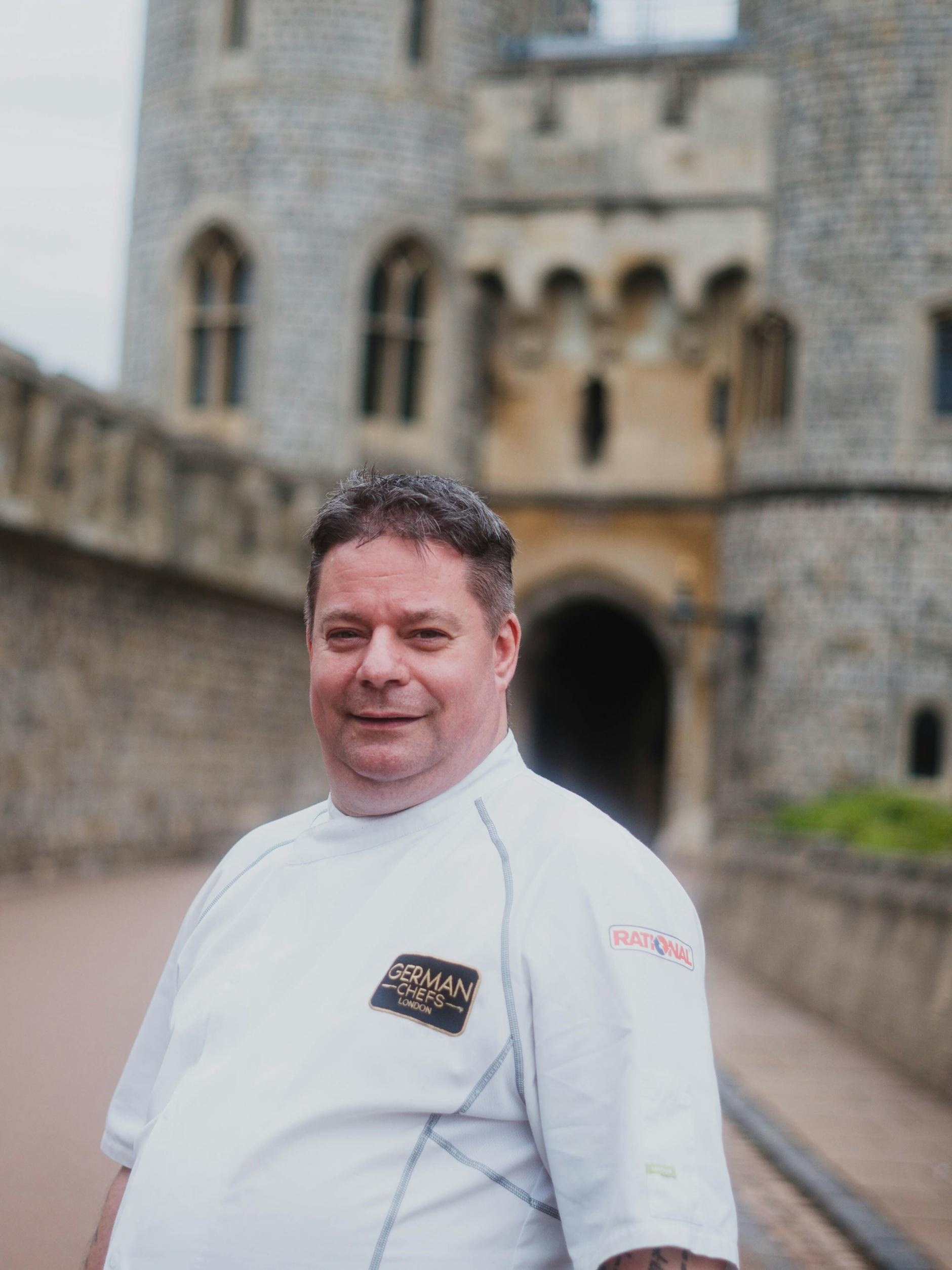 Stefan Pappert steht vor Schloss Windsor, hier ist der Deutsche Chefkoch, bekocht die Queen jeden Tag.