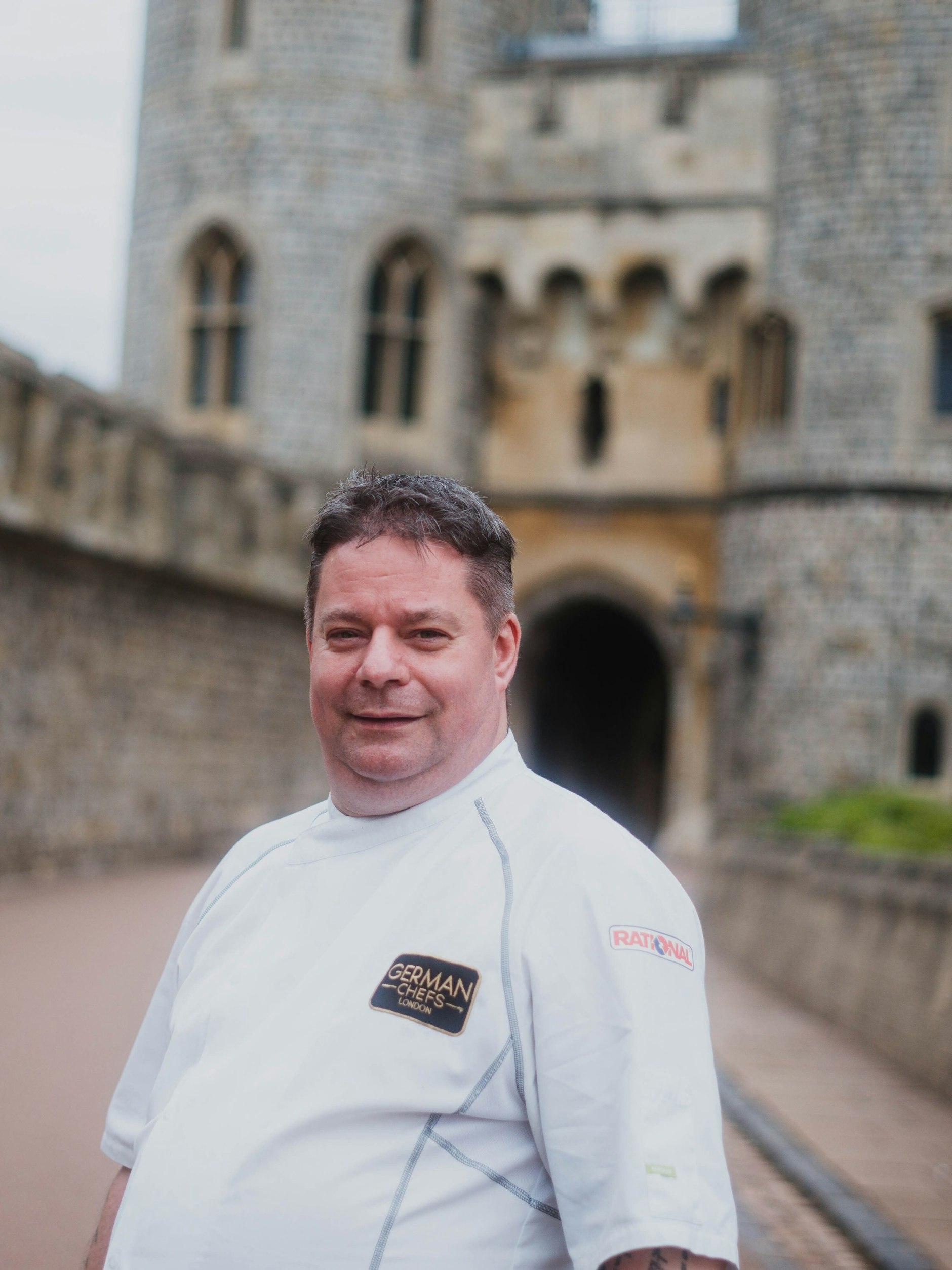 Stefan Pappert steht vor Schloss Windsor, hier ist der Deutsche Chefkoch, bekocht die Queen jeden Tag.