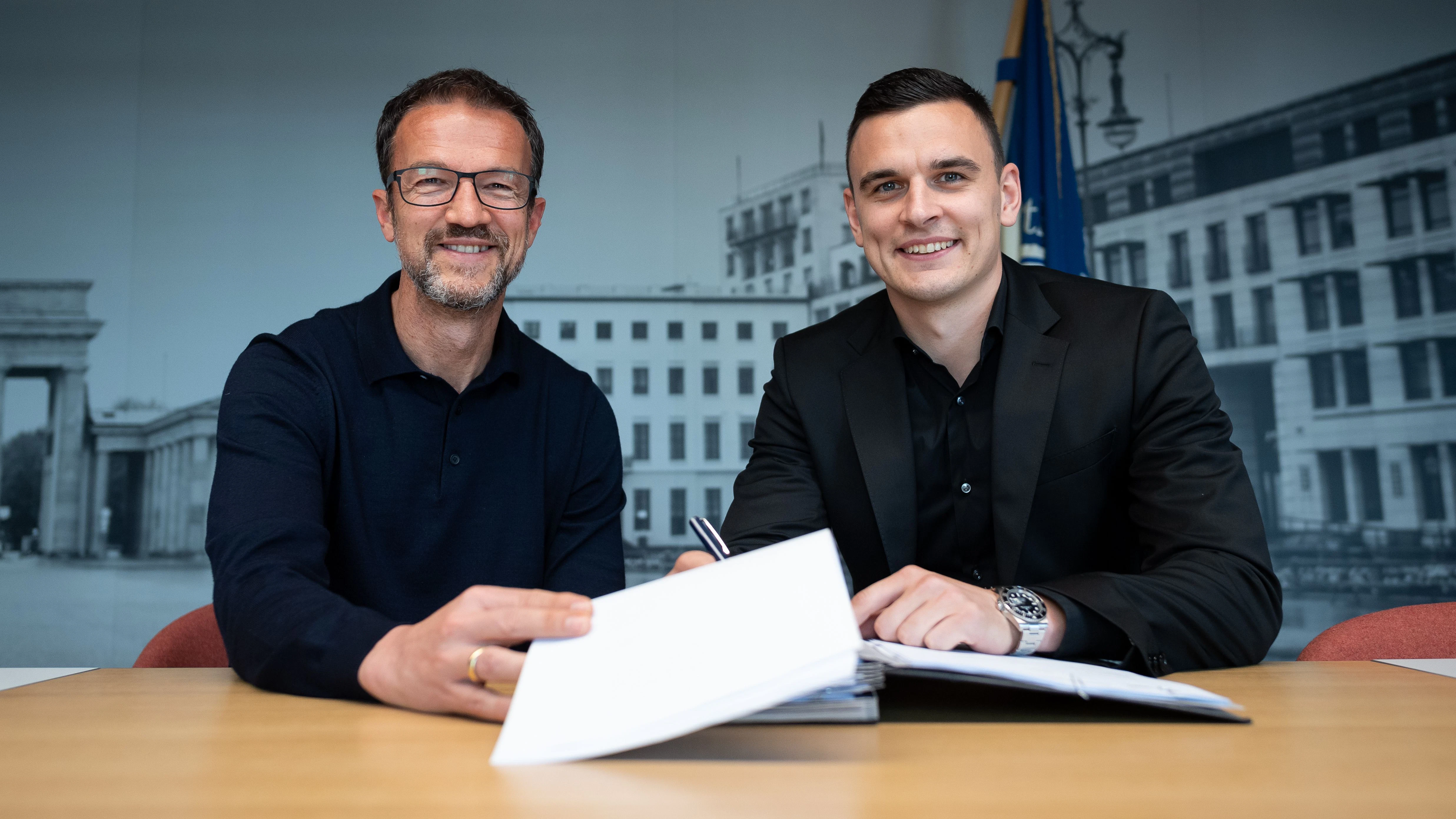 Erster Zugang für Hertha BSC: Sportchef Fredi Bobic und Verteidiger Filip Uremović bei der Vertragsunterschrift.