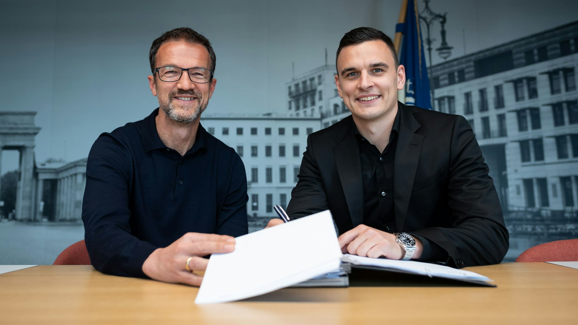 Erster Zugang für Hertha BSC: Sportchef Fredi Bobic und Verteidiger Filip Uremović bei der Vertragsunterschrift.