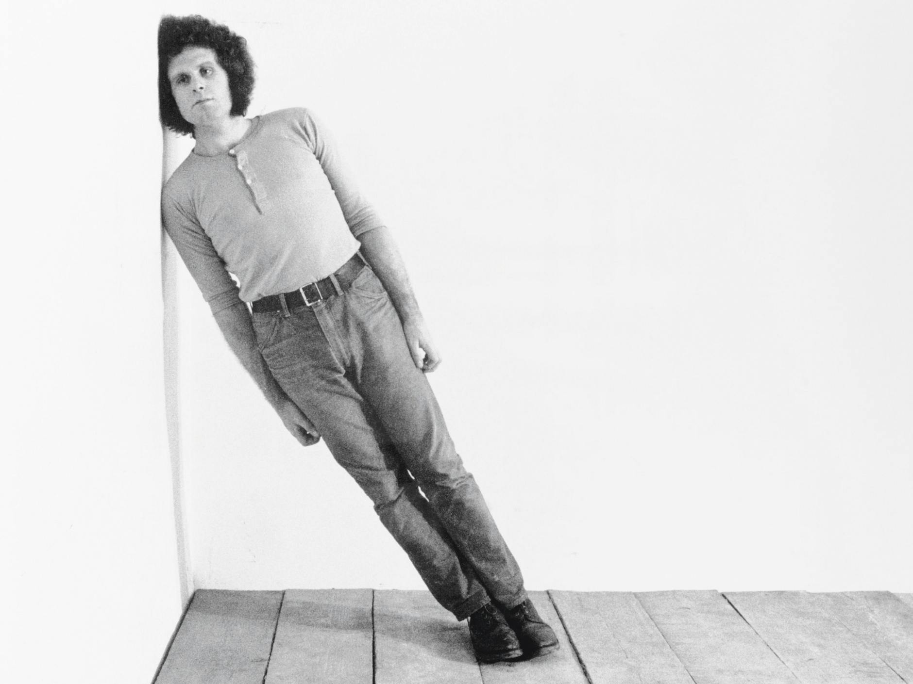 Szene „wand, boden, raum“ aus Klaus Rinkes „Primärdemonstrationen“ im MoMA-Projekt, New York 1973.