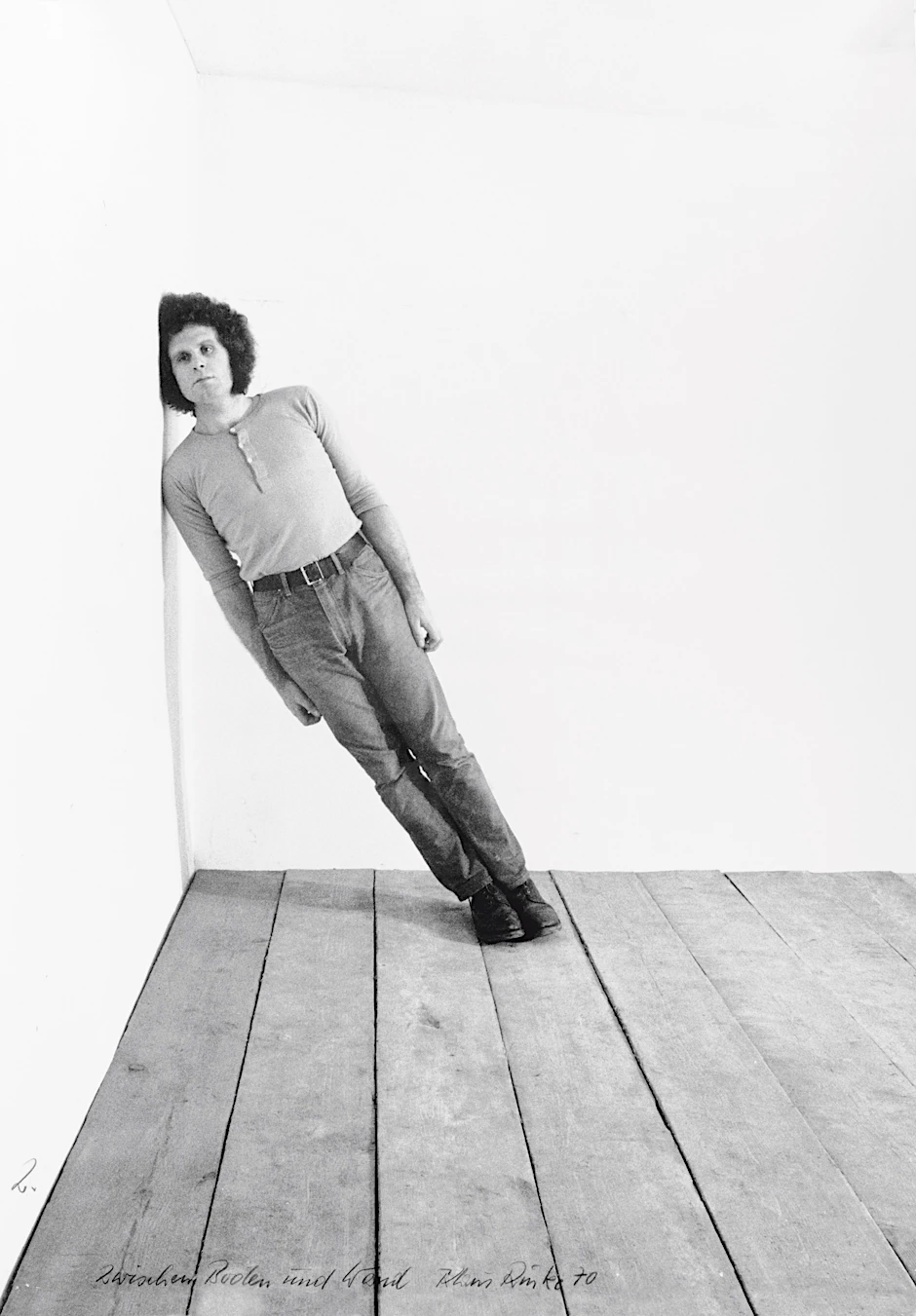 Szene&nbsp;„wand, boden, raum“&nbsp; aus Klaus Rinkes&nbsp;„Primärdemonstrationen“ im MoMA-Projekt, New York 1973.