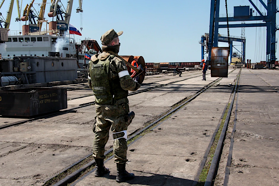 Ein russischer Soldat im Seehafen von Mariupol:&nbsp;Viele Deutschen befürchten, dass der Ukraine-Krieg auf andere Länder übergreifen könnte.