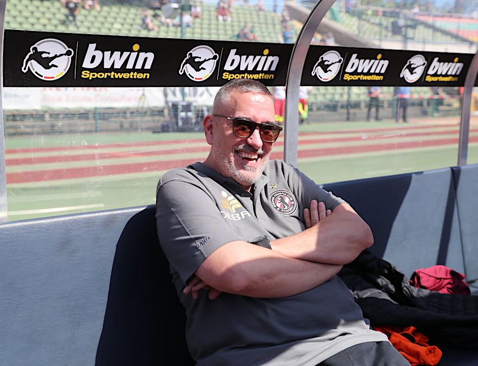 BFC-Boss Peter Meyer hat gut lachen. Der Wirtschaftsratsvorsitzende der Dynamos und seine Mitstreiter haben das Geld für die benötigte Bankbürgschaft zusammen.