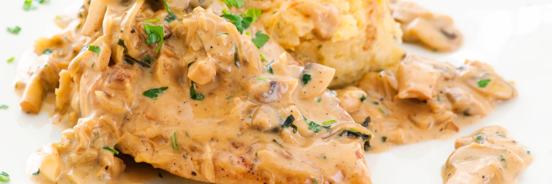 Ob mit Champignons und mit Käse überbacken oder mit cremiger Soße – Putenschnitzel ist einfach lecker.