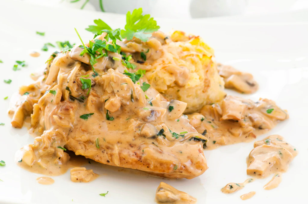 Schnelles Rezept für Putenschnitzel aus dem Ofen, lecker überbacken mit Käse und Crème fraîche