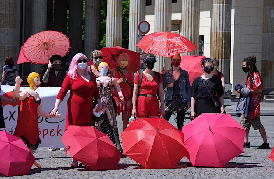 Sexarbeiterinnen protestierten schon 2020 gegen Diskriminierungen und Stigmatisierung vor dem Brandenburger Tor.