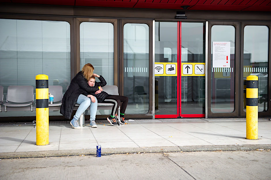 Geflüchtete am Ankunftszentrum Flughafen Tegel.