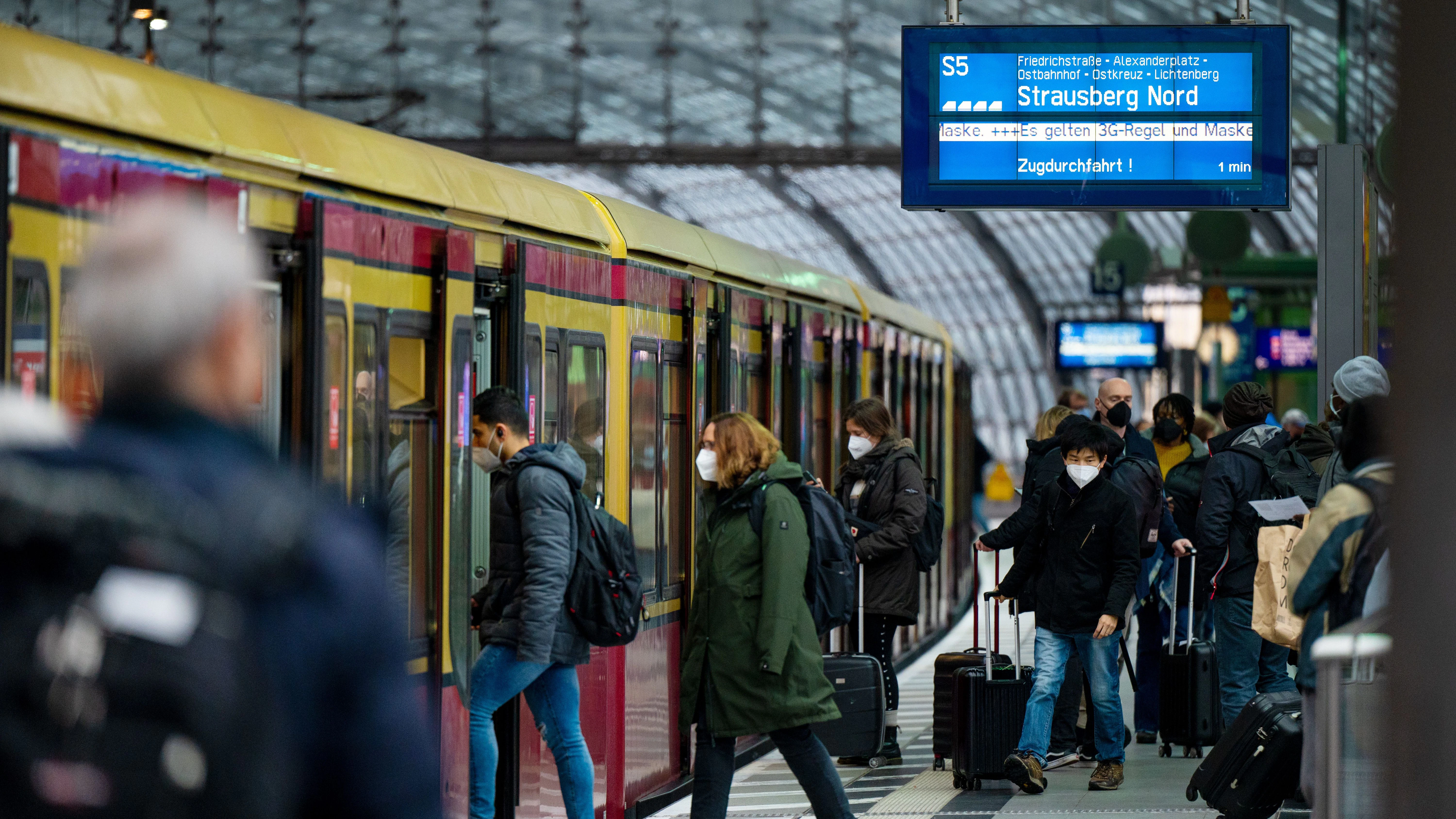 Es muss nicht immer die Ostsee sein. Auch mit der S-Bahn (hier eine S5 nach Strausberg Nord) lassen sich schöne Ausflüge unternehmen. Das 9-Euro-Ticket wird anerkannt, für Fahrräder sind Fahrradkarten zu lösen.