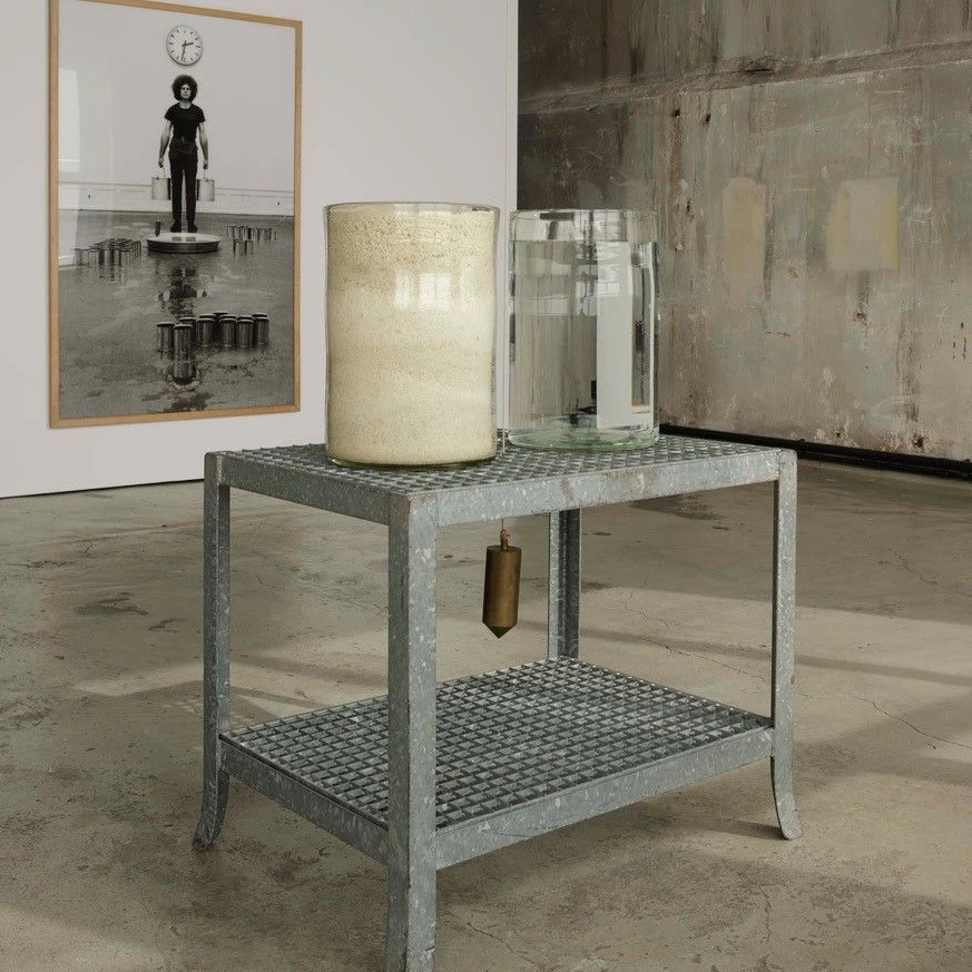 Diese so simple wie krude Installation in der Haubrok-Halle nennt Rinke „zeitmaß-langsam sinkender wasserstand“, 1969.