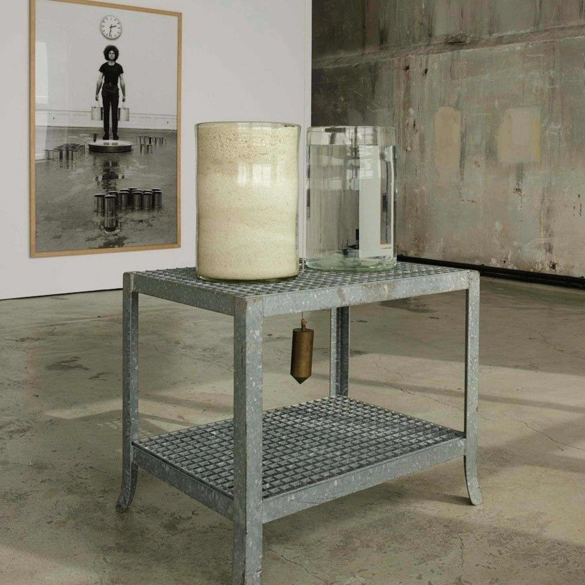 Diese so simple wie krude Installation in der Haubrok-Halle nennt Rinke „zeitmaß-langsam sinkender wasserstand“, 1969.