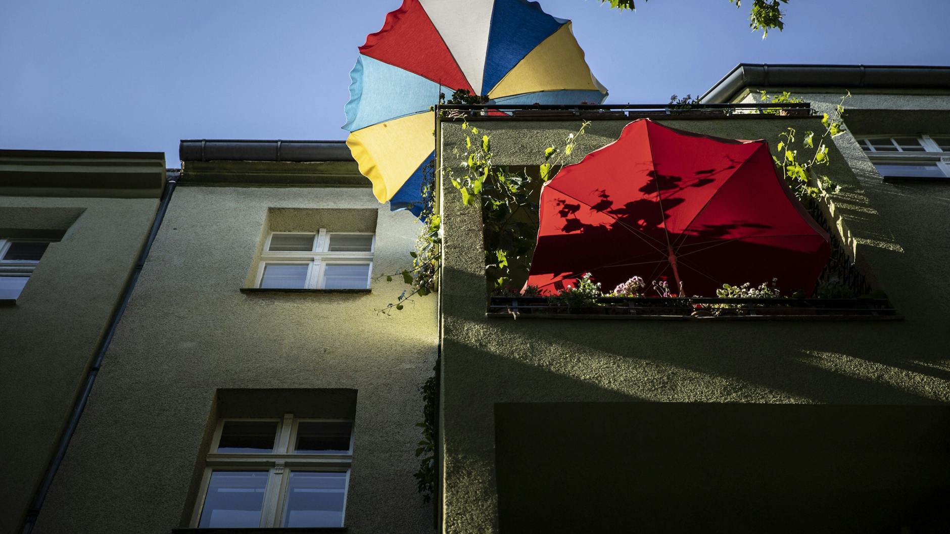 Sonnenschirm auf einem Balkon: Ein sonniger Südbalkon ist ideal für die maximale Stromausbeute.