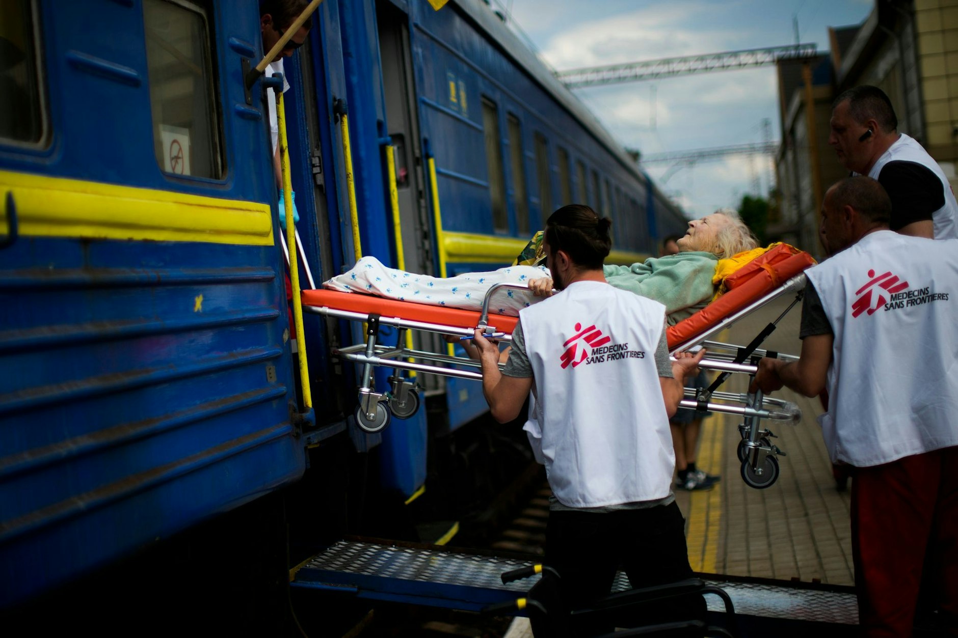 Ein älterer Patient wird am Bahnhof von Pokrowsk in einen medizinischen Evakuierungszug verlegt. Der speziell ausgestattete Zug von Ärzte ohne Grenzen (MSF) bringt Menschen aus überfüllten Krankenhäusern in der Nähe der Frontlinie in die Westukraine.  