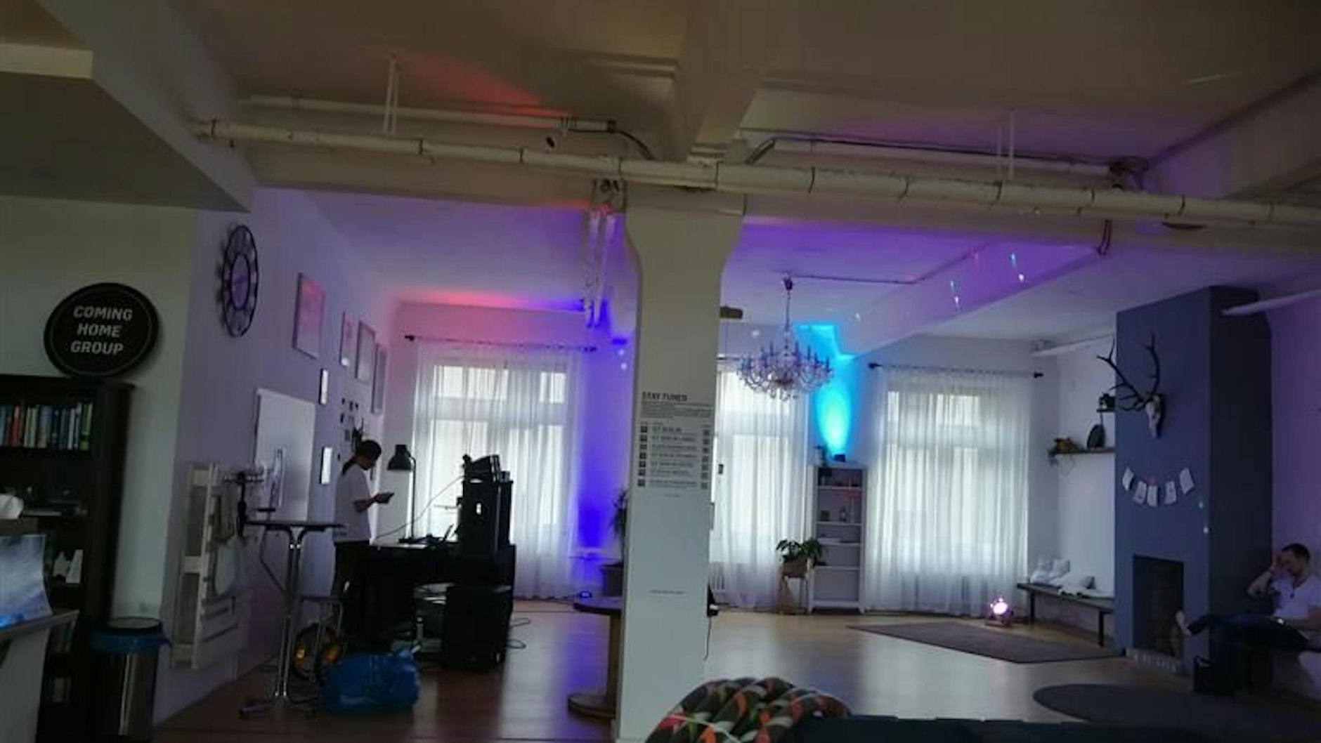 Meine Freundin bezeichnet die erste Tanzfläche als „Kindergarten“. Sie wirkt auch etwas ... nun ja ... nüchtern.