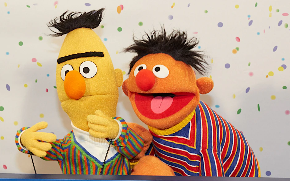 ARCHIV - Die beiden Figuren Ernie (r) und Bert posieren bei einem NDR-Pressetermin zu "40 Jahre Sesamstraße".  
