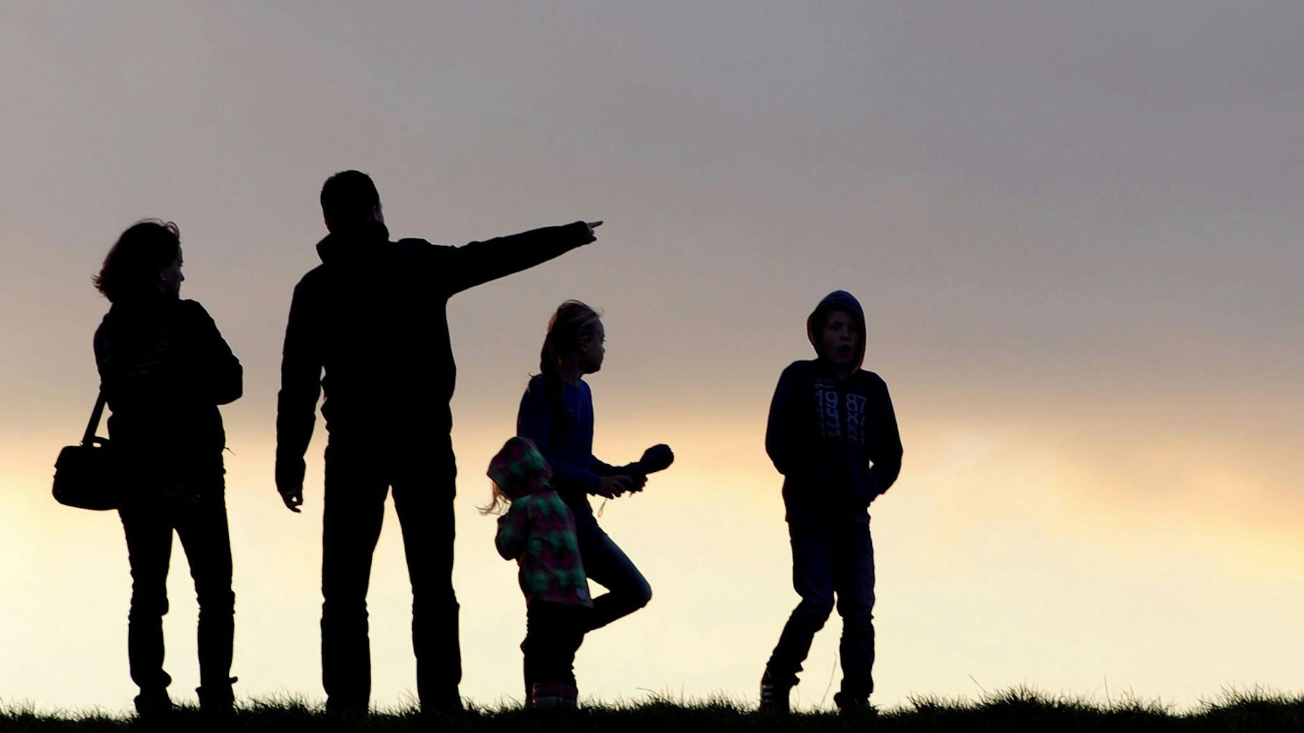 Nach wie vor stehen in Deutschland Familien füreinander ein, auch im Alter und bei Krankheit. Doch pflegende Amgehörige - jeglichen Alters - werden dabei schwer benachteiligt.