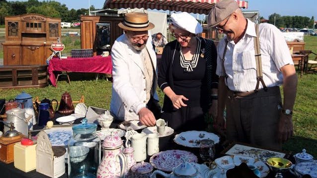 Da freut sich der „Bares für Rares“-Fan: Von Schränken bis Porzellan - schöne, antike Sachen findet er auf dem Pfingst-Riesenflohmarkt auf der Trabrennbahn Karlshorst. Manche Besucher kommen sogar in historischen Kostümen.