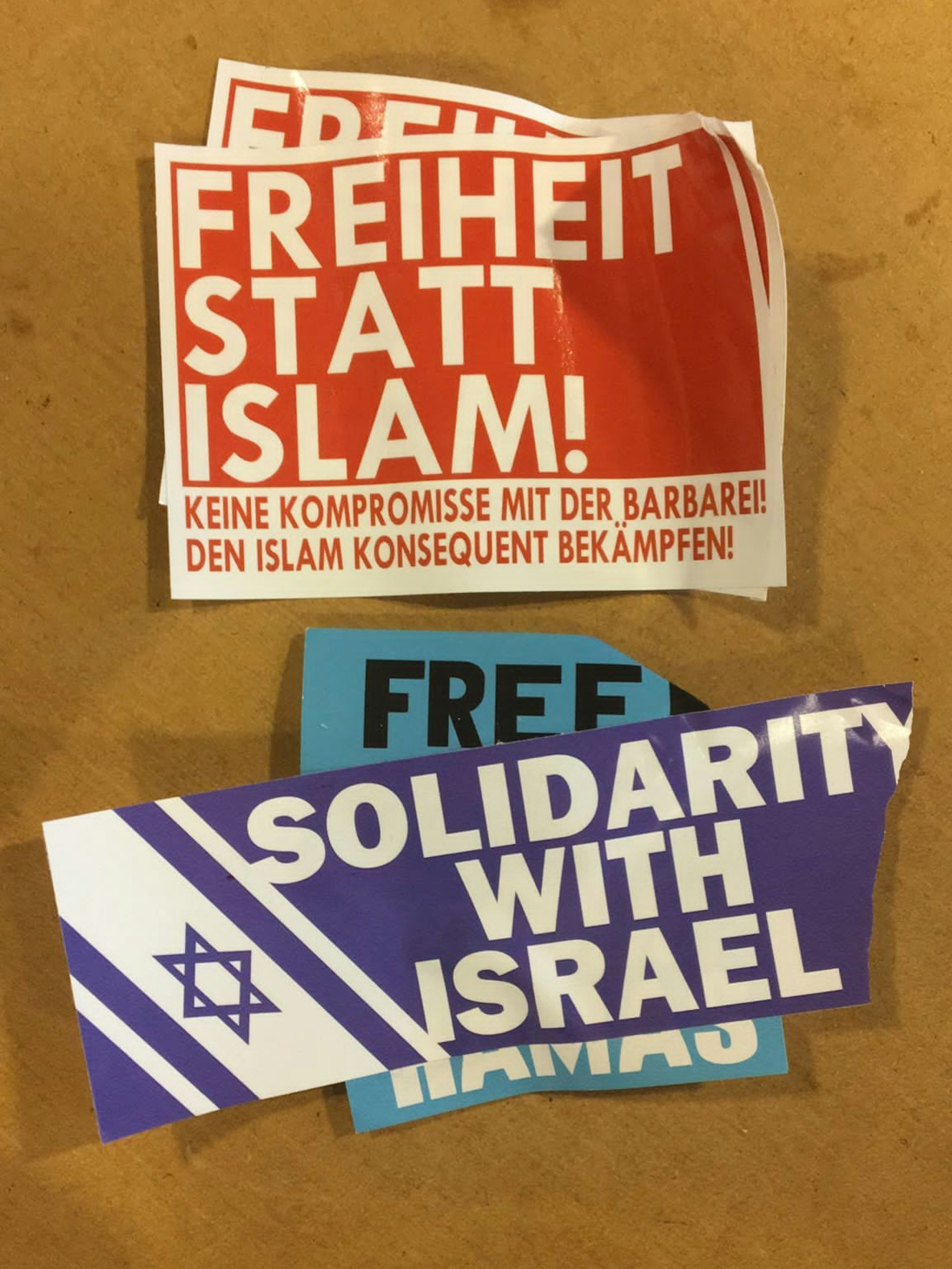 Entfernte Aufkleber am „Ruruhaus“, die Israel-Solidarität mit rassistischer Agitation verbinden.