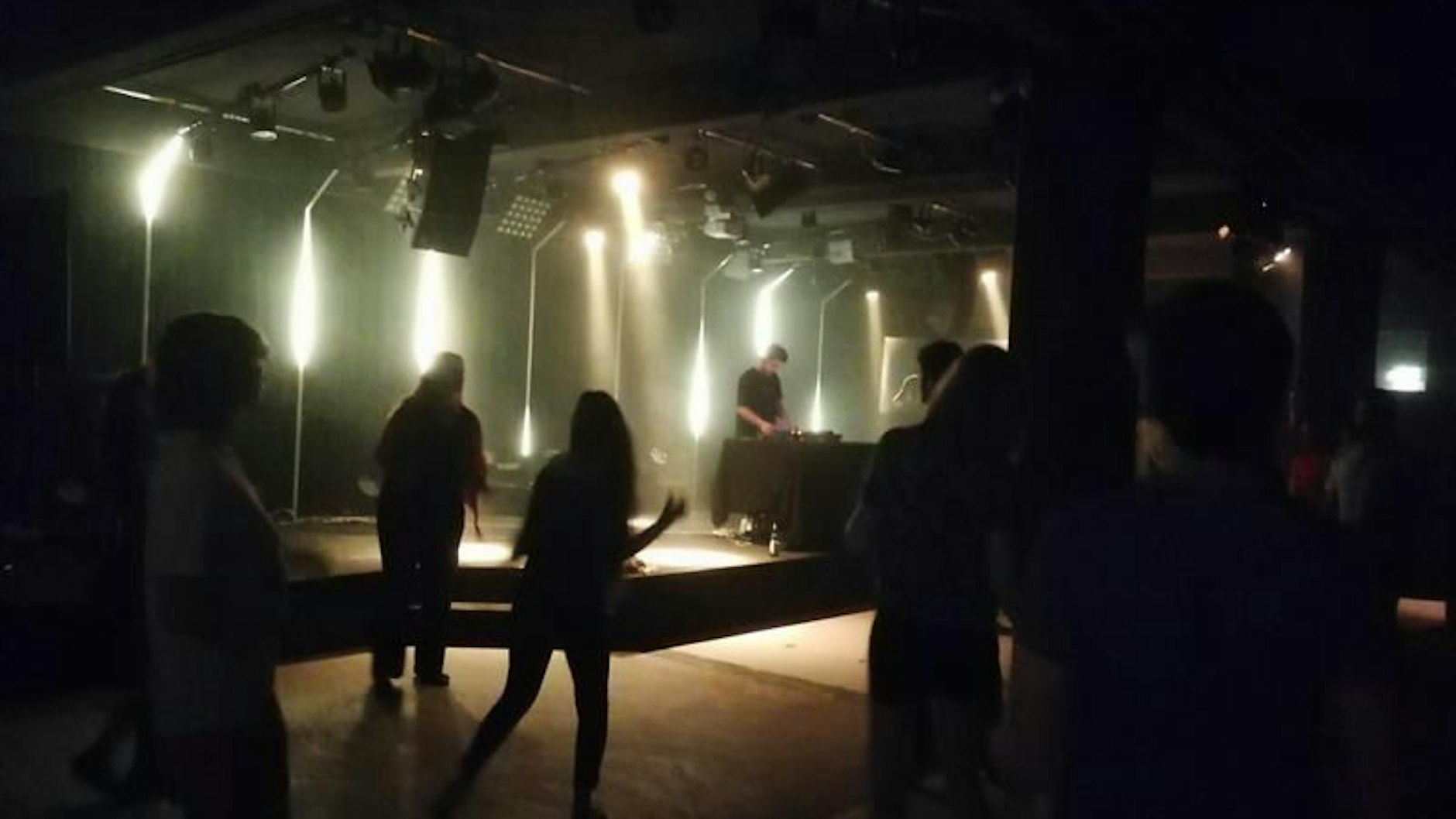 Dunkel, Blitze, Dampf: Aber niemand hier ist betrunken. Auch so kann man in Berlin im Jahr 2022 feiern gehen.